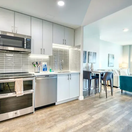 Luxury Apt Near Downtown